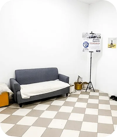 Pemasangan dental crown (mahkota gigi) porselen untuk memperbaiki gigi depan yang patah di Taman Palem, Jakarta Barat.