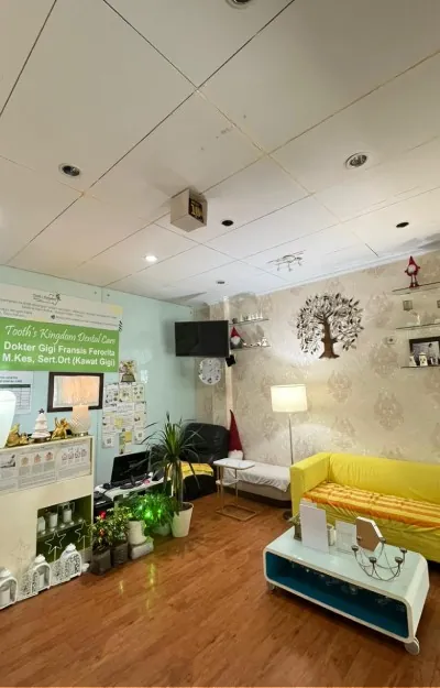 Suasana interior klinik gigi yang nyaman di Kelapa Gading untuk konsultasi dan tindakan gigi bungsu.