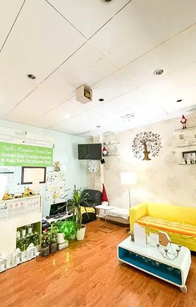 Ruang periksa yang bersih dan nyaman untuk pemasangan veneer gigi porselen di Bendungan Hilir Sudirman dekat stasiun MRT.